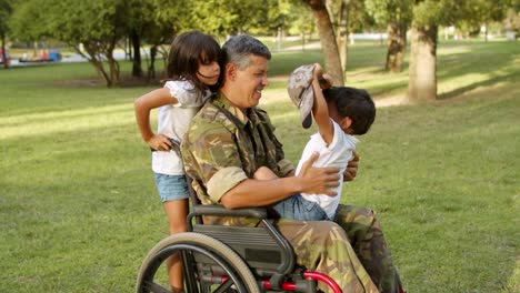 Padre-Militar-Discapacitado-Jugando-Con-Niños-En-El-Parque