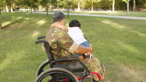 Disabled-soldier-dad-playing-with-kids-in-park