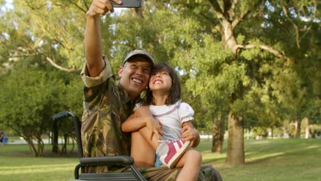 Glücklicher-Militärvater-Im-Rollstuhl-Und-Tochter,-Die-Selfie-Machen