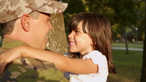 Padre-Militar-Feliz-Sosteniendo-A-Su-Pequeña-Hija-En-Brazos