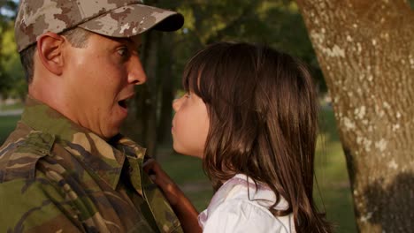 Papá-Militar-Feliz-Sosteniendo-A-Su-Pequeña-Hija-En-Brazos