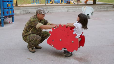 Papá-Militar-Jugando-Con-Un-Niño-Activo-Al-Aire-Libre