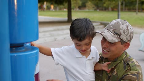 Papá-Militar-Pasando-Tiempo-Libre-Con-Un-Hijo-Pequeño-En-El-Parque