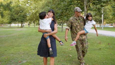 Militar-Feliz-Caminando-En-El-Parque-Con-Su-Familia