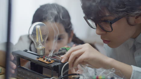 Dos-Niños-Inteligentes-Practicando-Su-Hobby-En-Ingeniería-Eléctrica