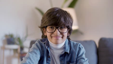 Porträtaufnahme-Eines-Freundlichen-Hispanischen-Jungen-Mit-Brille