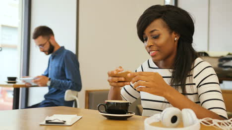 Schöne-Afroamerikanerfrau,-Die-Kaffee-Trinkt-Und-Smartphone-Benutzt