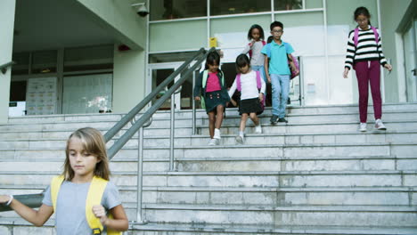 Niños-Multiétnicos-Bajando-Las-Escaleras-Después-De-Las-Lecciones