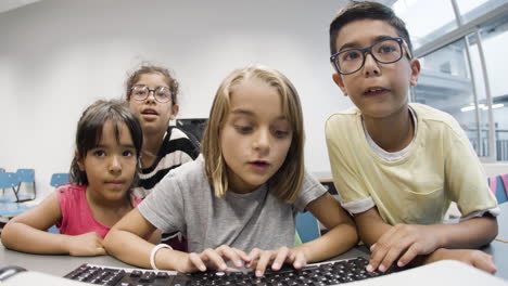 Niños-Multiétnicos-Mirando-El-Monitor-Y-Aprendiendo-Informática