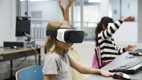 Niños-Que-Usan-Auriculares-De-Realidad-Virtual-Durante-La-Lección-De-Informática