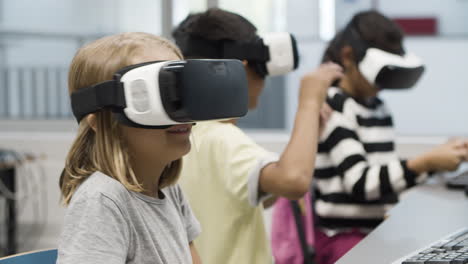 Niños-Que-Usan-Auriculares-De-Realidad-Virtual-Durante-La-Lección-De-Informática
