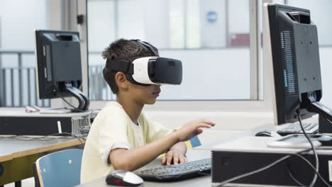 Niño-Usando-Casco-De-Realidad-Virtual-Durante-La-Lección-De-Informática
