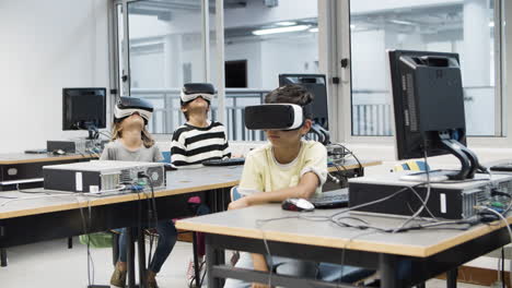 Niños-Multiétnicos-Divirtiéndose-Usando-Auriculares-De-Realidad-Virtual