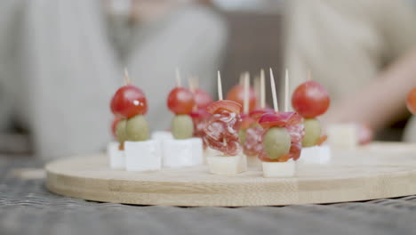 Close-up-shot-of-delicious-cheese-canapes-for-party-on-tray