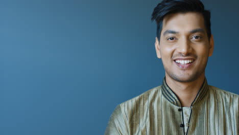 Nahaufnahme-Eines-Indischen-Jungen-Mannes-In-Traditioneller-Kleidung,-Der-Sein-Gesicht-Dreht-Und-In-Die-Kamera-Lächelt