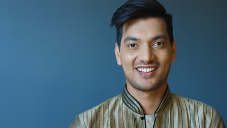 Nahaufnahme-Eines-Indischen-Jungen-Mannes-In-Traditioneller-Kleidung,-Der-In-Die-Kamera-Lächelt