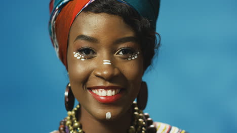 Nahaufnahme-Einer-Afroamerikanischen-Jungen,-Fröhlichen-Frau-In-Turban-Und-Make-up,-Die-Freudig-In-Die-Kamera-Lächelt