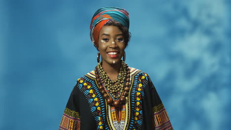 Afroamerikanische-Junge,-Fröhliche-Frau-In-Turban-Und-Make-up,-Die-Freudig-In-Die-Kamera-Lächelt