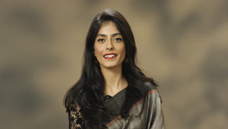 Porträtaufnahme-Einer-Stilvollen-Indischen-Frau-In-Traditioneller-Kleidung-Mit-Langen-Haaren,-Die-In-Die-Kamera-Lächelt