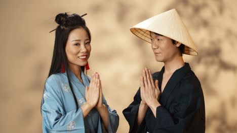 Asiatische-Junge-Paare-In-Traditionellen-Chinesischen-Kostümen-Verbeugen-Sich