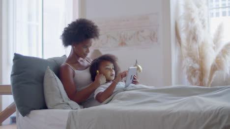 Afroamerikanische-Mutter-Und-Tochter-Liegen-Im-Bett-Und-Entspannen-Sich