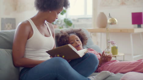 Entspannte-Mutter-Und-Tochter-Lesen-Und-Reden,-Bleiben-Im-Bett