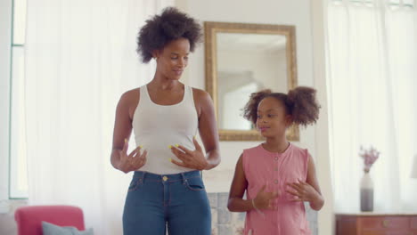 Madre-E-Hija-Negras-Felices-Bailando-Juntas-En-Casa