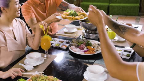 Familia-Joven-Disfrutando-De-La-Comida-China-En-El-Restaurante