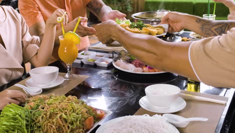 Menschen,-Die-Ein-Köstliches-Festmahl-Im-Chinesischen-Restaurant-Genießen