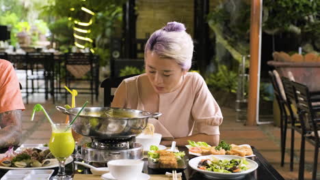Mujer-China-Comiendo-Deliciosa-Comida-Con-Palillos-En-El-Restaurante
