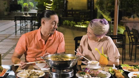 Junges-Paar-Genießt-Ein-Romantisches-Date-Im-Chinesischen-Restaurant