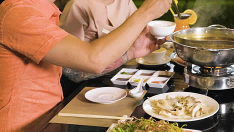 Gente-Disfrutando-De-Una-Deliciosa-Comida-En-El-Restaurante-Asiático