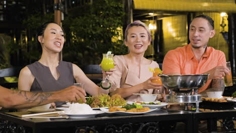 Glückliche-Freunde,-Die-Getränke-Im-Chinesischen-Restaurant-Anstoßen