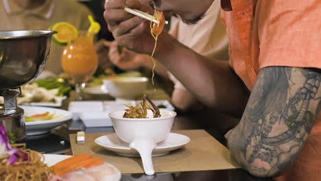 Gente-En-El-Restaurante-Chino-Comiendo-Mariscos