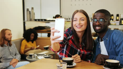 Kaukasische-Frau-Und-Afroamerikanischer-Mann-Machen-Ein-Selfie-Mit-Smartphone-In-Einem-Café