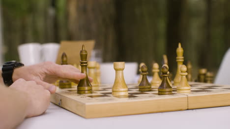 Nahaufnahme-Von-Unerkennbarem-Vater-Und-Sohn,-Die-Im-Freien-Schach-Spielen