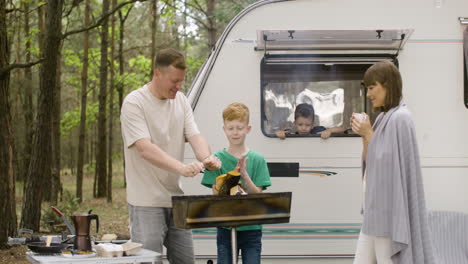 Glückliche-Nomadenfamilie,-Die-Gemeinsam-Zeit-Auf-Dem-Campingplatz-Im-Wald-Verbringt