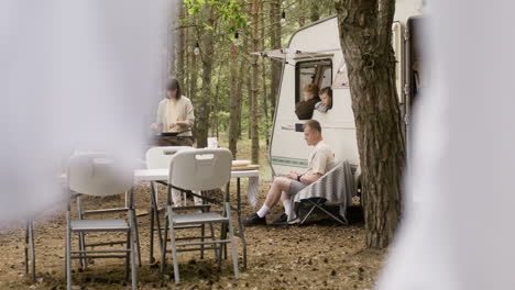 Glückliche-Nomadenfamilie,-Die-Gemeinsam-Zeit-Auf-Dem-Campingplatz-Im-Wald-Verbringt