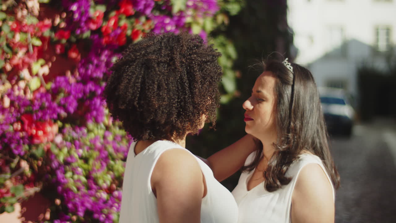 Vídeo Gratis - Plano medio de una pareja de lesbianas abrazándose y besándose antes de la boda