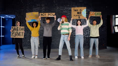 Jóvenes-Activistas-Ambientales-Con-Pancartas-Y-Megáfonos-Protestando-Contra-La-Inacción-Del-Cambio-Climático