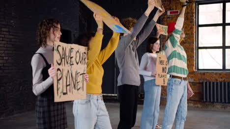 Vista-Lateral-De-Jóvenes-Activistas-Ambientales-Con-Pancartas-Y-Megáfonos-Que-Protestan-Contra-La-Inacción-Del-Cambio-Climático