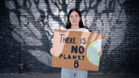 Joven-Y-Serio-Manifestante-Ambiental-Sosteniendo-Un-Cartón-Con-La-Inscripción-&quot;no-Hay-Planeta-B&quot;-Y-Protestando-Mientras-Mira-La-Cámara