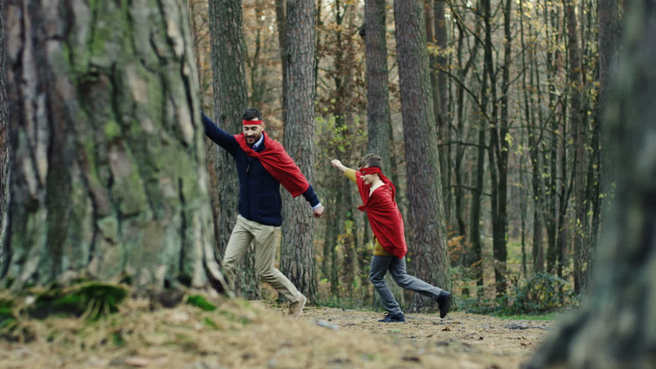 vid-o-de-stock-gratuit-p-re-et-fils-gais-caucasiens-en-capes-rouges
