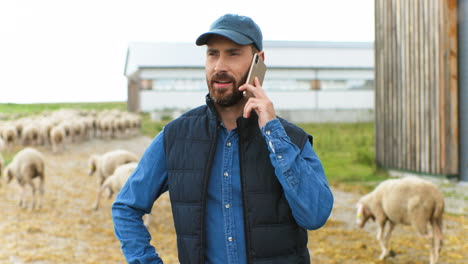 Agricultor-Caucásico-Hablando-Por-Teléfono-Inteligente-Afuera