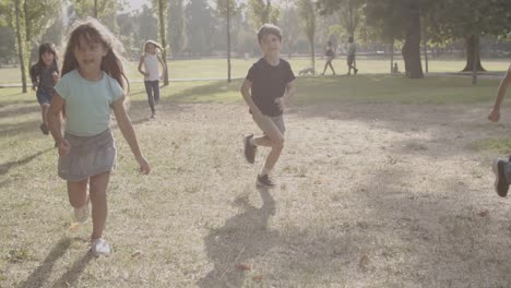 Alegres-Niños-Multiétnicos-Corriendo-Juntos-En-El-Parque