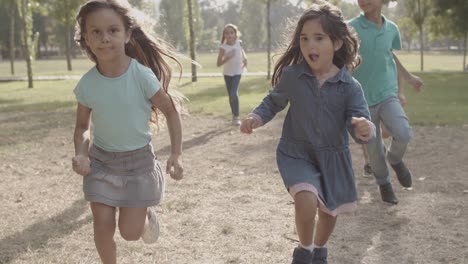 Vista-Recortada-De-Niños-Felices-Corriendo-Juntos-En-El-Parque