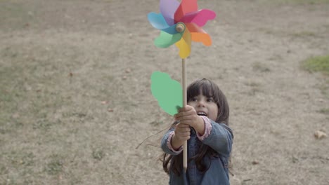 Entzückendes-Lateinisches-Mädchen,-Das-Mit-Papierfächern-Im-Park-Spielt