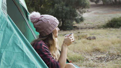 Chica-De-Camping-Con-Sombrero-De-Punto-Cálido