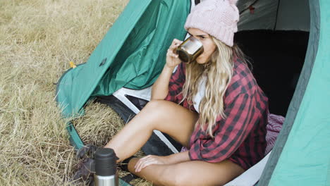 Chica-De-Camping-Pensativa-Con-Sombrero-De-Lana-Caliente