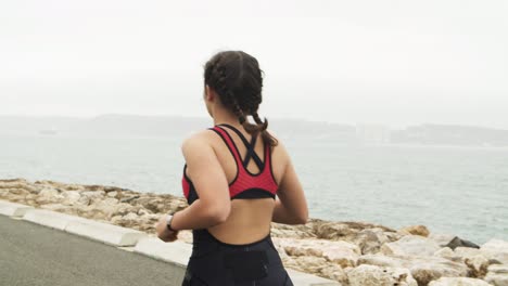 Triatleta-Femenina-Entrenando-Para-Maratón